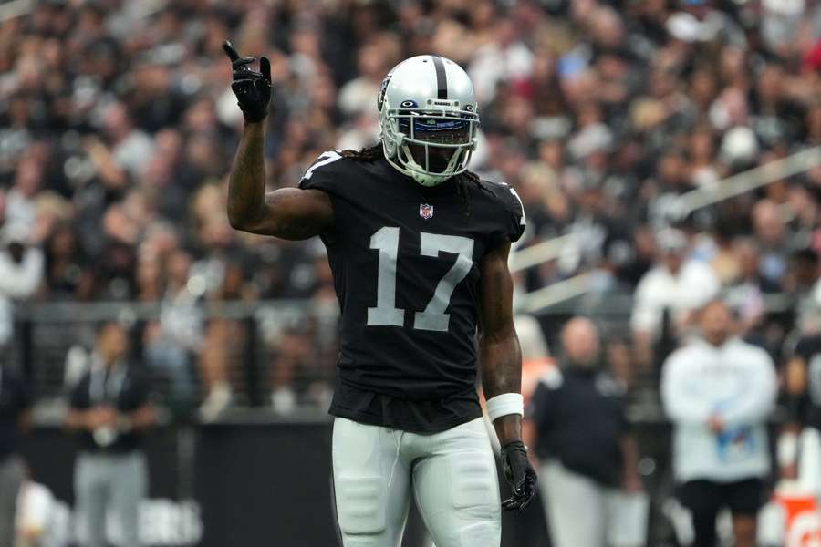 Raiders' receiver Adams charged with assault for pushing cameraman