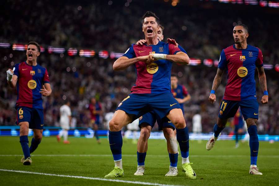 Lewandowski celebra su tanto de penalti