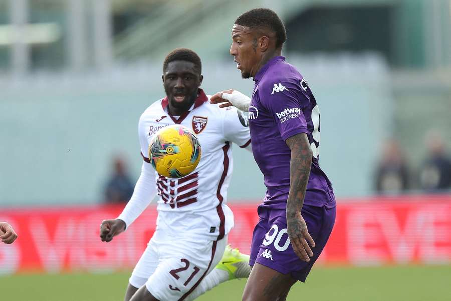 Ali Dembele of Torino battles for the ball with Michael Folorunsho of Fiorentina
