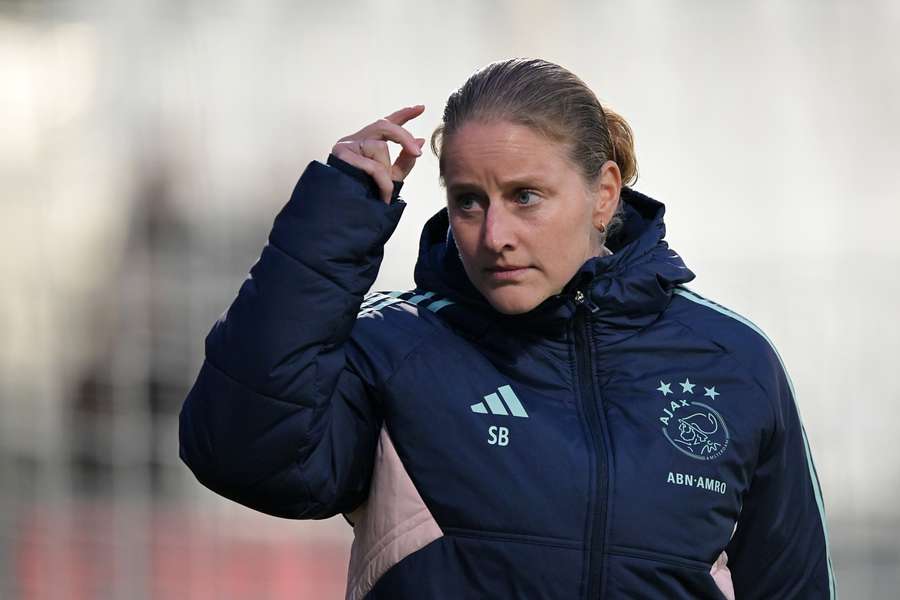 Suzanne Bakker van de Ajax vrouwen werkt met een fitte selectie toe naar het Champions League-duel met Paris Saint-Germain