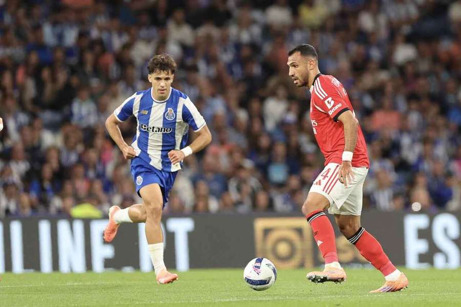 Gabri Veiga e Pavlidis em duelo