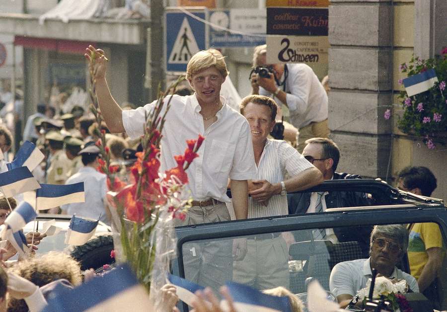 Becker wird nach seinem ersten Wimbledon-Triumph in seiner Heimatstadt Leimen gefeiert.