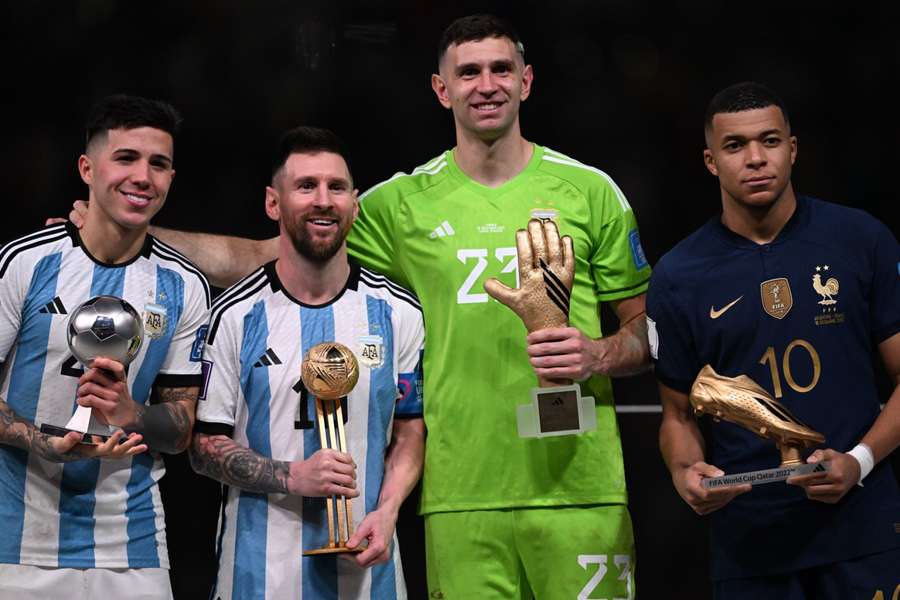 Enzo Fernández, Lionel Messi, Emiliano Martínez en Kylian Mbappé nemen hun prijzen in ontvangst na de finale