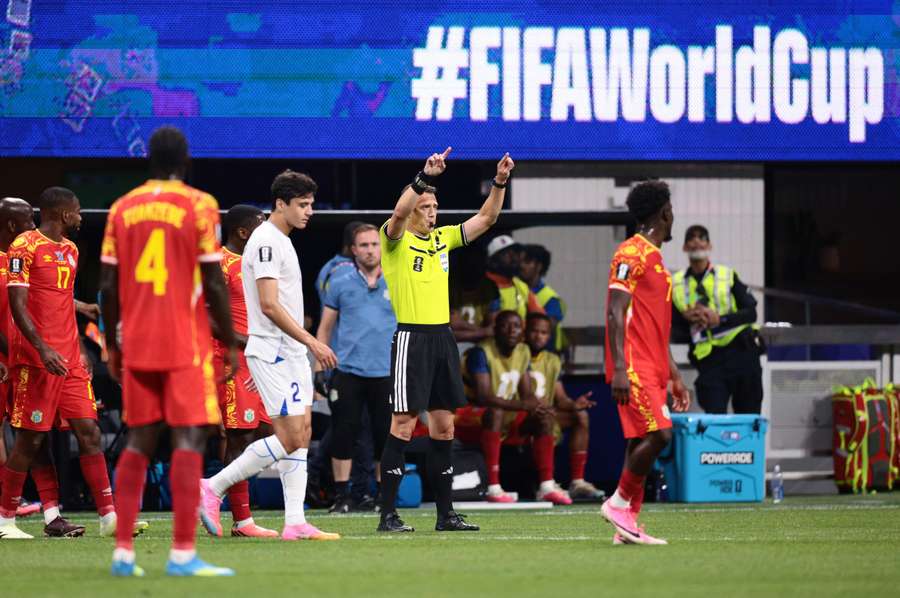 Zwayer in VAR-Action: Während dem Spiel zwischen der D.R. Kongo und Usbekistan Zwayer in VAR-Action: Während dem Spiel zwischen der D.R. Kongo und Usbekistan