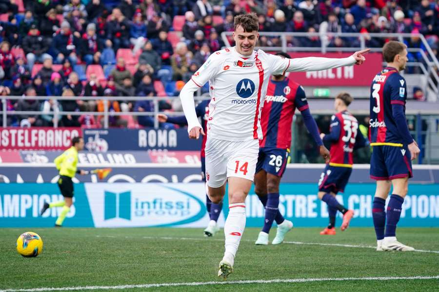 Daniel Maldini celebra il gol segnato, sabato scorso, al Dall'Ara