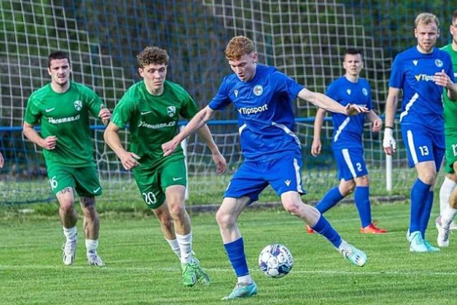 Křídelník Nikolas Wacker začíná zářit v dresu Aritmy, fandí ale Bayernu.