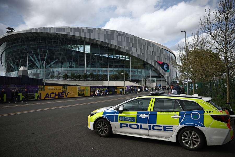 Veículo da polícia no exterior do estádio antes do Tottenham - Nottingham Forest