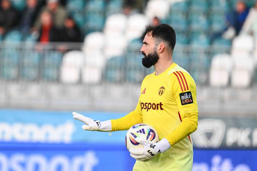 Junas chytil penaltu a potom do neho nebezpečne nabúral hráč súpera.