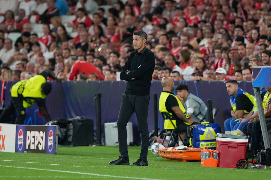 Bruno Lage deixou o comando técnico do Benfica após a derrota em casa com o Qarabag