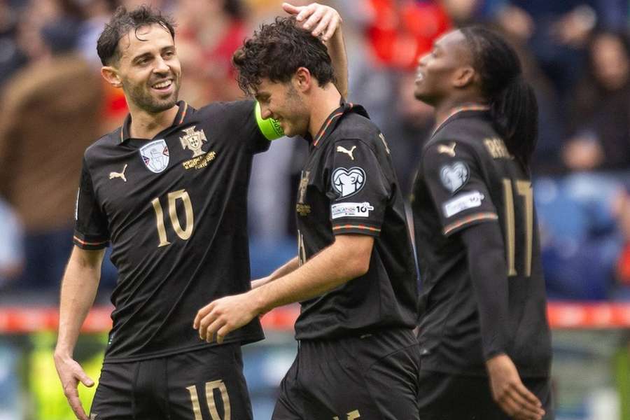 Bernardo Silva com João Neves na seleção de Portugal Bernardo Silva com João Neves na seleção de Portugal