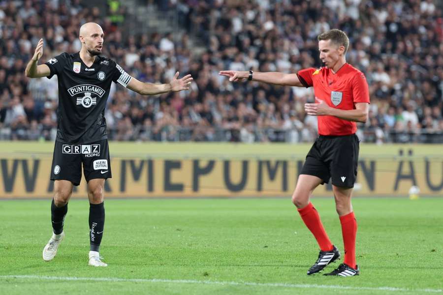 Stankovic (l.) beschwert sich nach dem Elfmeter-Pfiff. Stankovic (l.) beschwert sich nach dem Elfmeter-Pfiff.