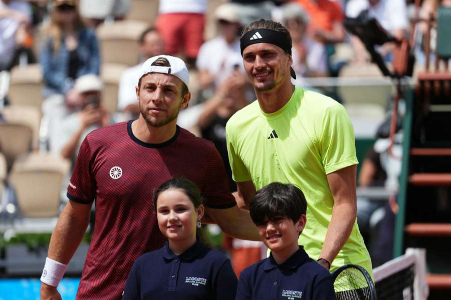 Tallon Griekspoor (l.) und Alexander Zverev (r.) unmittelbar vor Matchbeginn