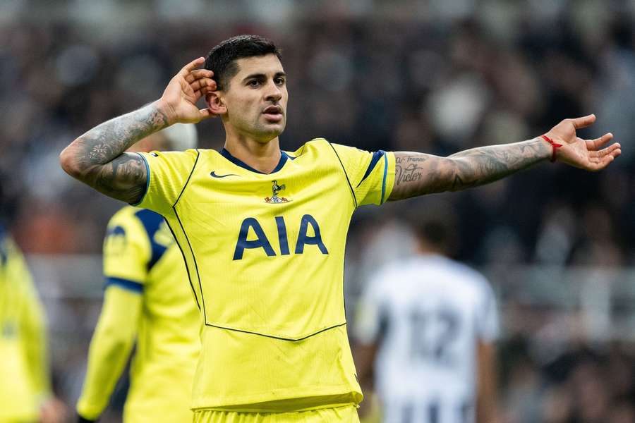 Romero oslávil oba góly rovnako. Romero oslávil oba góly rovnako.