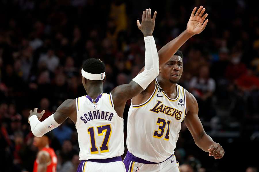 Geschafft! Dennis Schröder und Thomas Bryant klatschen nach dem Comeback der Lakers gegen die Trail Blazers ab.