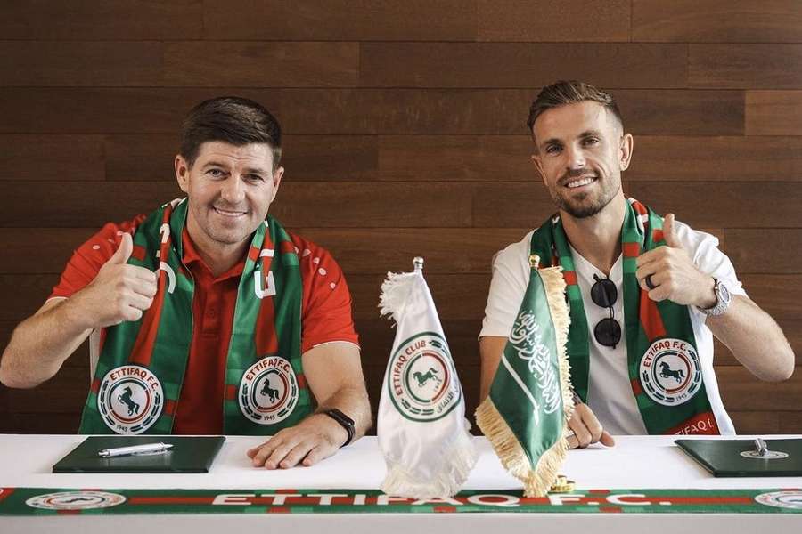 Trener Al-Ettifaq Steven Gerrard z Jordanem Hendersonem.