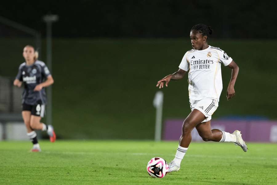 Linda Caicedo conduce el balón