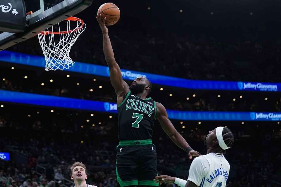 Jaylen Brown (vlevo) střílí jeden z košů Bostonu. Jaylen Brown (vlevo) střílí jeden z košů Bostonu.