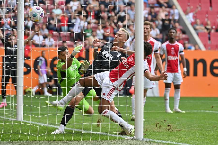 Phillip Tietz scoort de 1-0