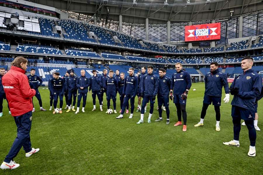 L'allenatore russo Valeri Karpin con i suoi giocatori