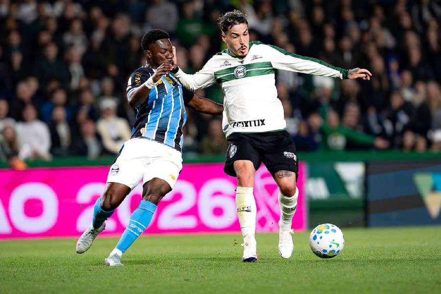 Coritiba foi castigado no fim antes de sair vaiado de campo Coritiba foi castigado no fim antes de sair vaiado de campo