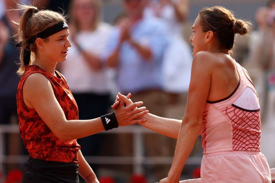 Karolína Muchová a Aryna Sabalenková po bitvě na French Open 2023.