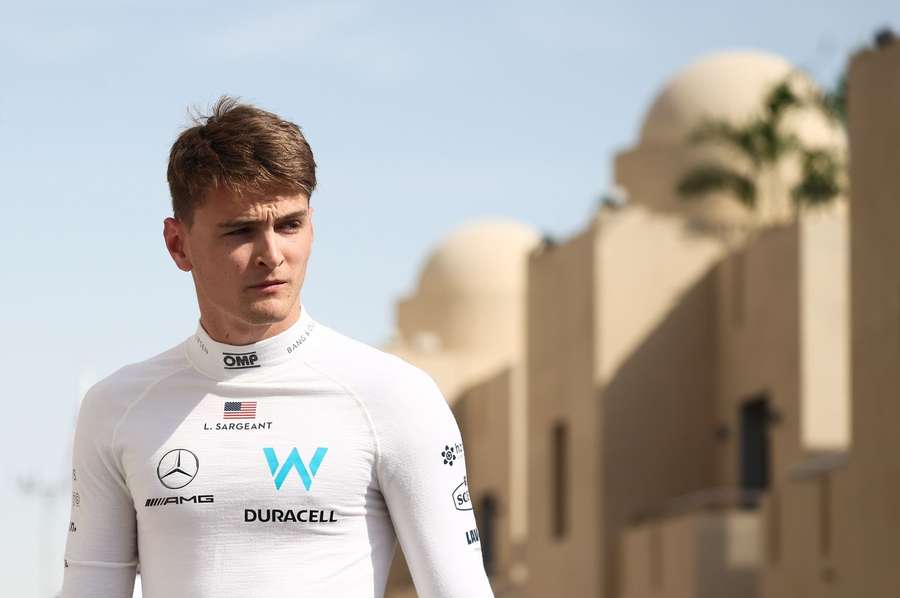 Logan Sargeant vor dem ersten Training des Formel 1 Grand Prix von Abu Dhabi auf dem Yas Marina Circuit.