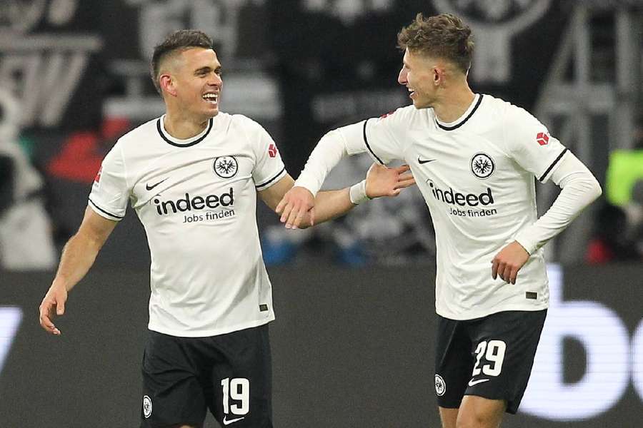 Frankfurt afunda lanterna Schalke e assume vice-liderança da Bundesliga