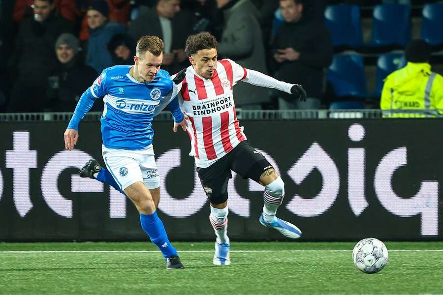 FC Den Bosch' Rik Mulders in duel met Jong PSV's Jeremy Antonisse tijdens de vorige ontmoeting op 20 januari