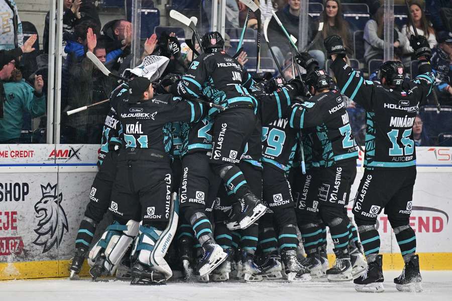 Karlovy Vary slaví postup do semifinále extraligy.