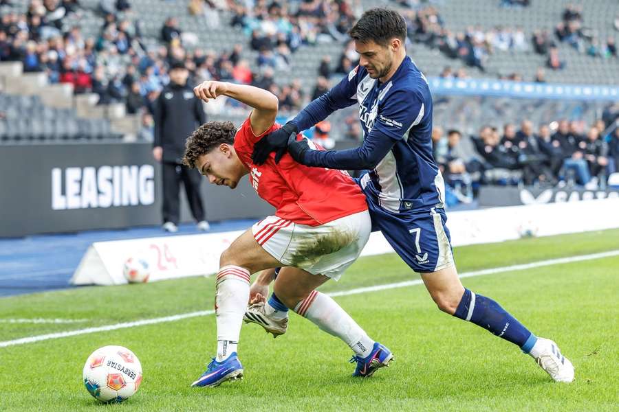 Brekalo (r.) im Zweikampf mit Justin von der Hitz Brekalo (r.) im Zweikampf mit Justin von der Hitz