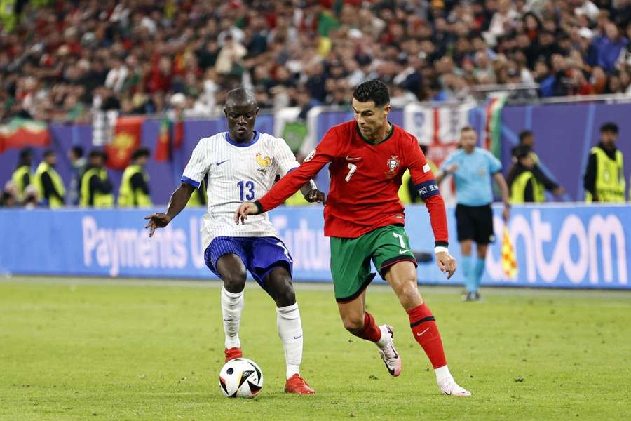 N’Golo Kante și Cristiano Ronaldo, în timpul confruntării dintre Portugalia și Franța din sferturile de finală ale UEFA EURO 2024 N’Golo Kante și Cristiano Ronaldo, în timpul confruntării dintre Portugalia și Franța din sferturile de finală ale UEFA EURO 2024