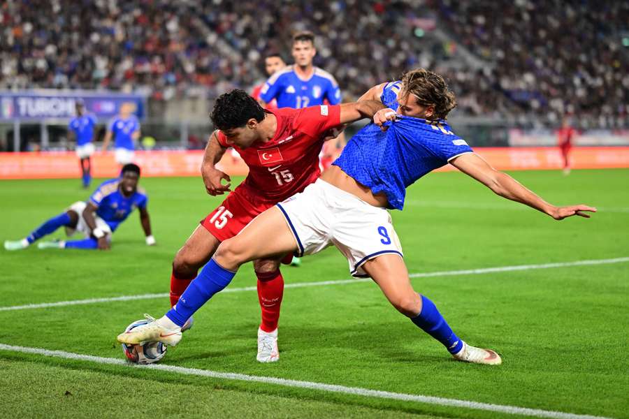 Francesco Pio Esposito (vpravo) v utkání proti Turecku. Francesco Pio Esposito (vpravo) v utkání proti Turecku.