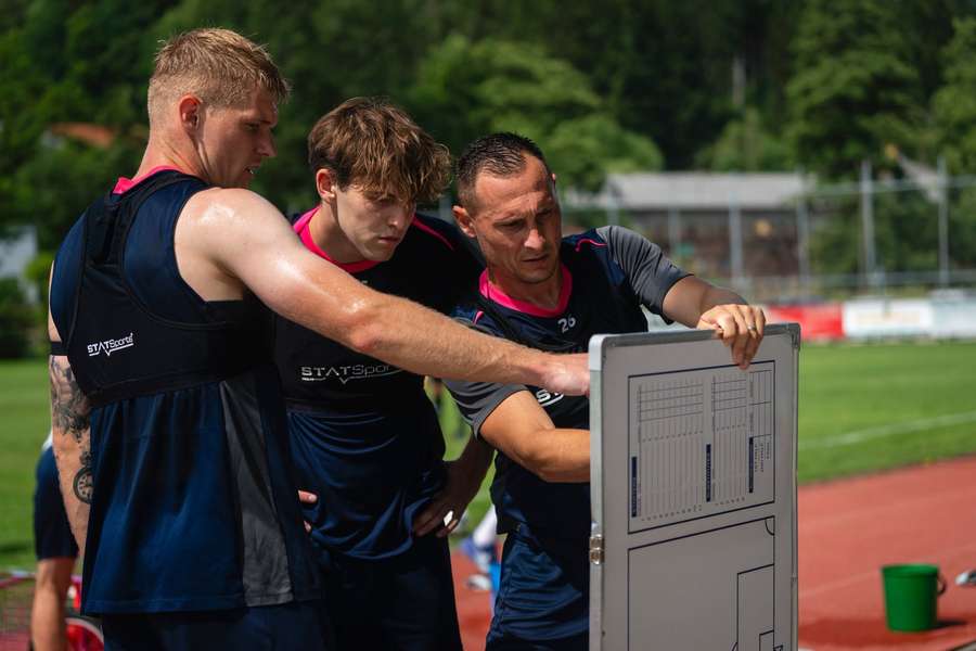 Daniel Rus (uprostřed) si spolupráci s Janem Bořilem (vpravo) pochvaluje. Daniel Rus (uprostřed) si spolupráci s Janem Bořilem (vpravo) pochvaluje.