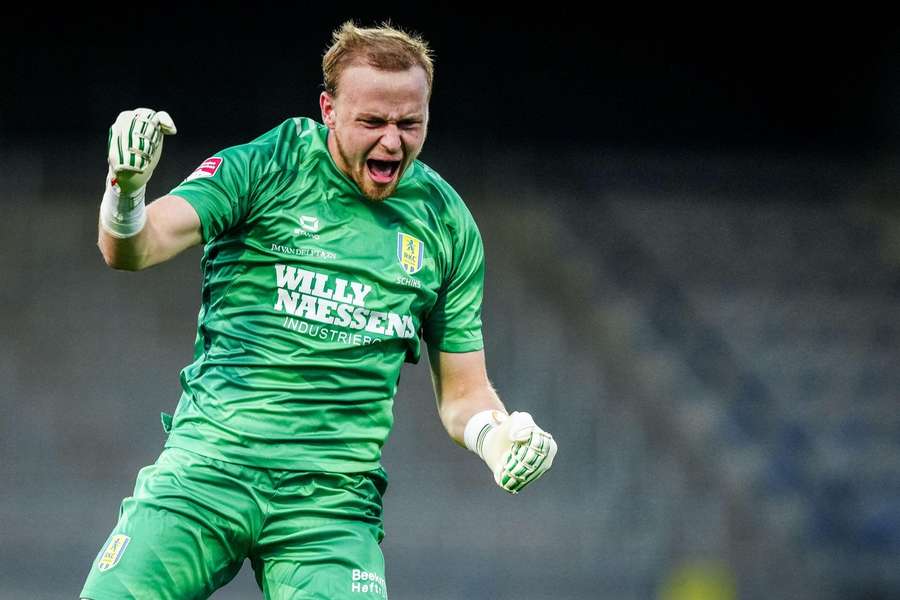 Niek Schiks je na hostování v RKC Waalwijk. Niek Schiks je na hostování v RKC Waalwijk.