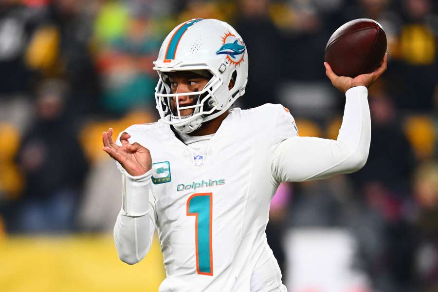 Tua Tagovailoa throwing a pass against the Pittsburgh Steelers