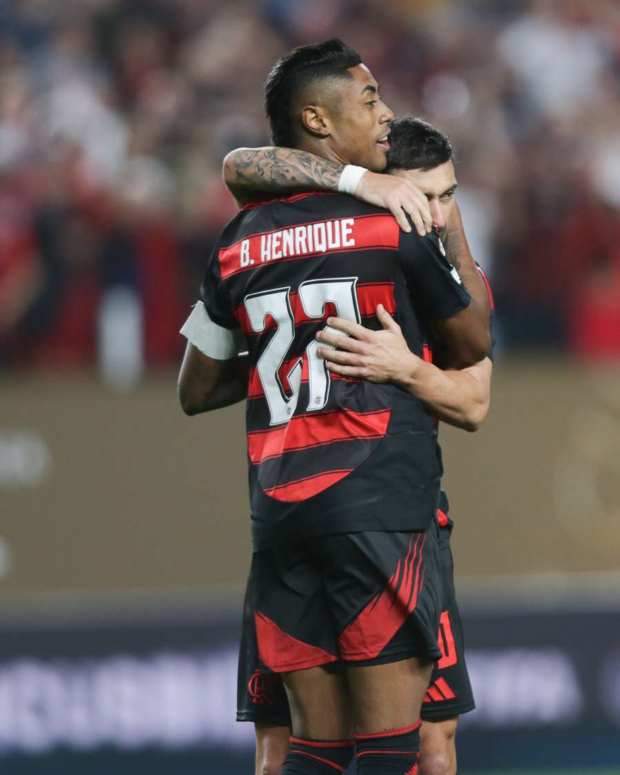 Bruno Henrique abraça Luiz Araújo após gol sobre o Espérance, da Tunísia