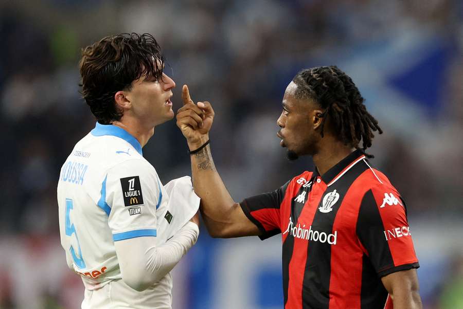 Elye Wahi e Leonardo Balerdi numa discussão acesa