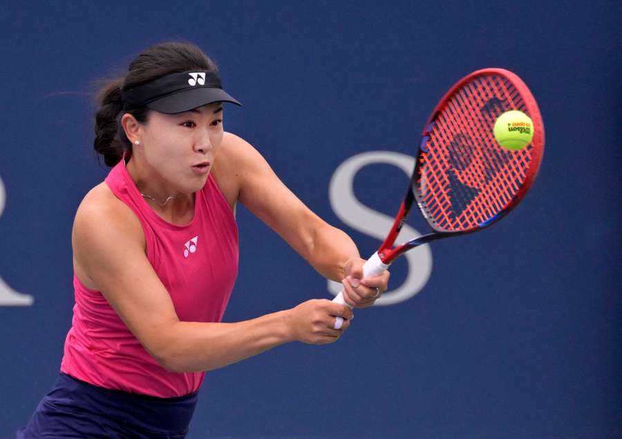 Lin Zhu in action against Karolina Pliskova
