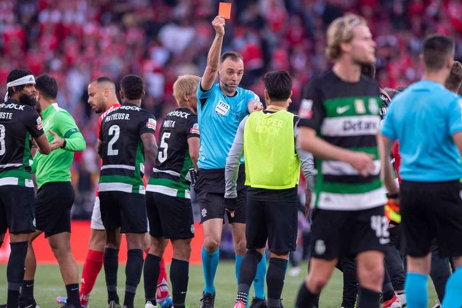 Ricardo Esgaio foi expulso por João Pinheiro no final do dérbi na Luz