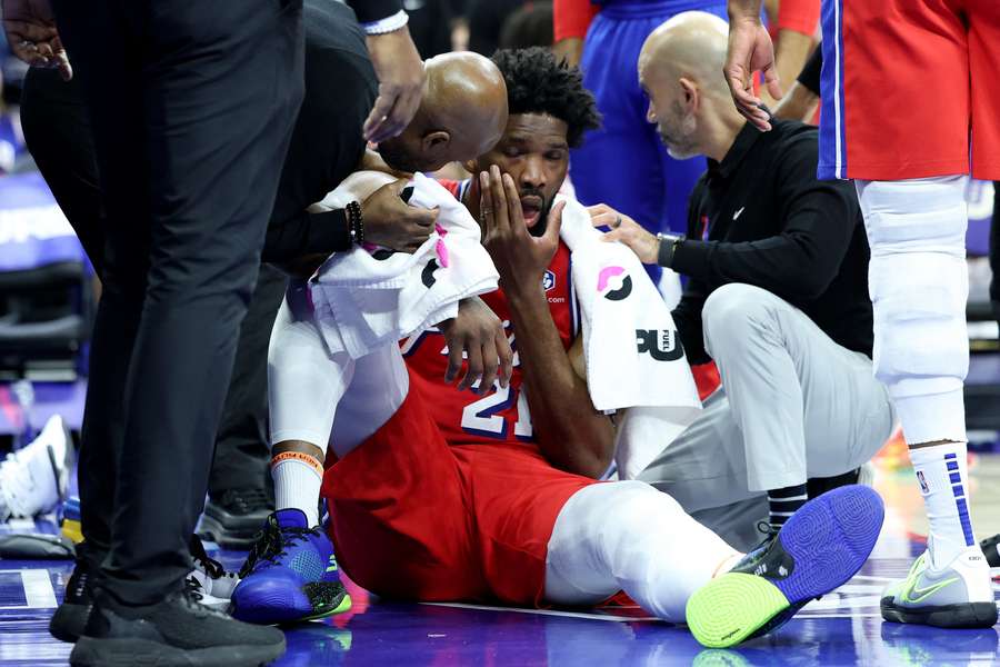 Embiid, dolorido en la pista.