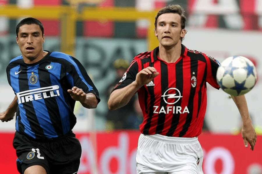 Milánske derby prinieslo mnoho pamätných momentov. V súboji proti sebe vľavo Iván Córdoba a Andrij Ševčenko.  