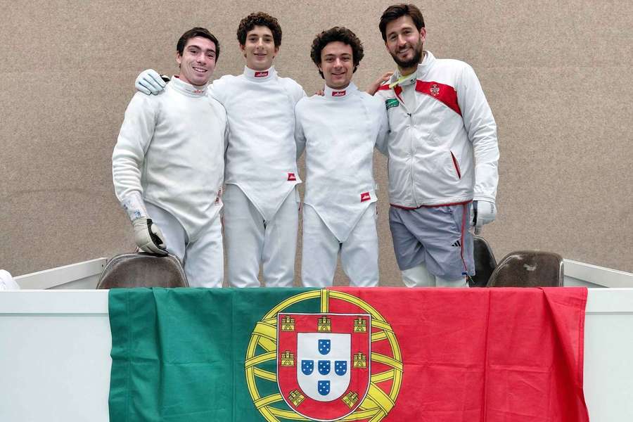 A equipa de esgrima