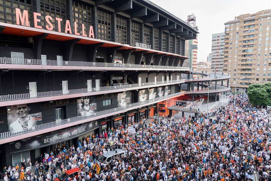 Uma das manifestações dos adeptos contra Peter Lim