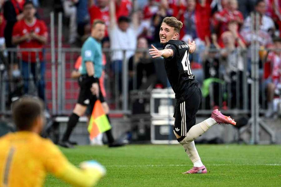 Karl jubelt über sein erstes Tor im Dress der Bayern-Profis
