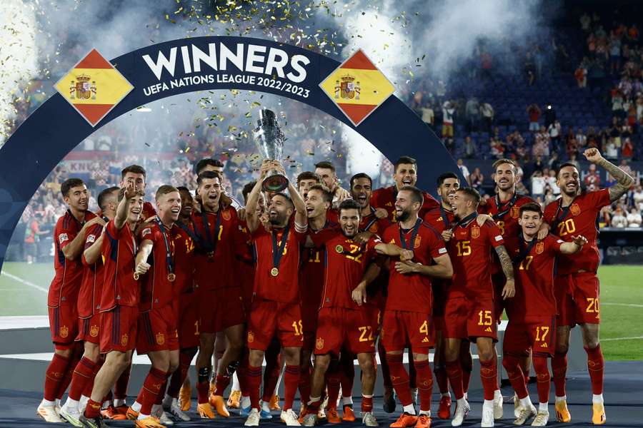 Jogadores da Espanha levantam a taça da Liga das Nações