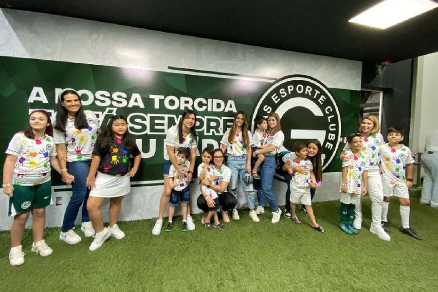 Mães esmeraldinas que acompanharam entrada dos filhos em jogo do Goiás