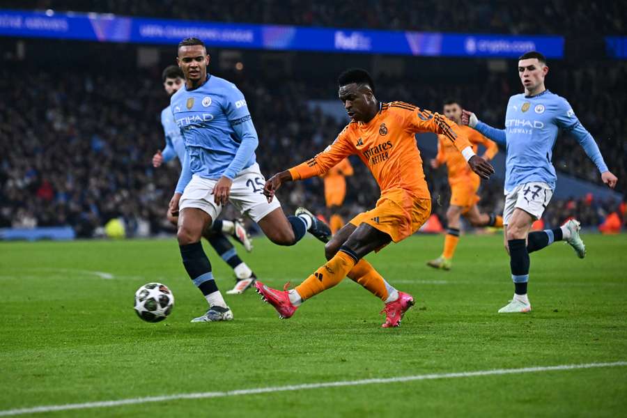 Vinicius lo intenta ante Akanji y Foden