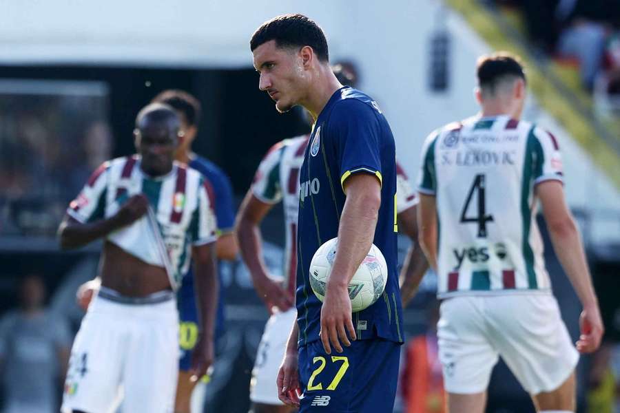 Deniz Gul prepara-se para marcar o penálti