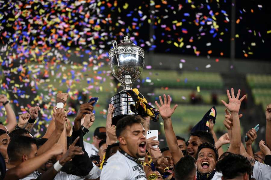 Deportivo Táchira y Caracas FC pelean por la supremacía del fútbol venezolano