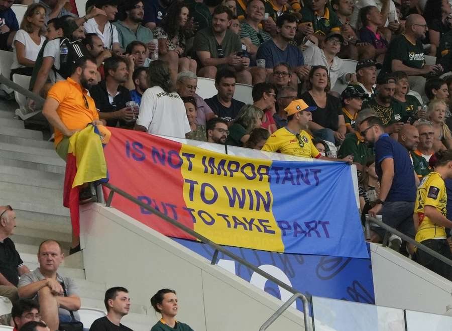 Suporterii români afișează un drapel pe care scrie: ”Nu e important să câștigi, ci să participi”